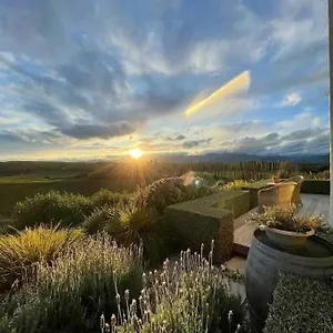 Apartment Luxury With Stunning Vineyard Views, Renwick
